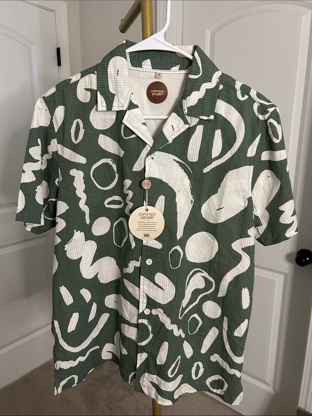 Common People Poles Men's Green & White Abstract Short-Sleeve Shirt